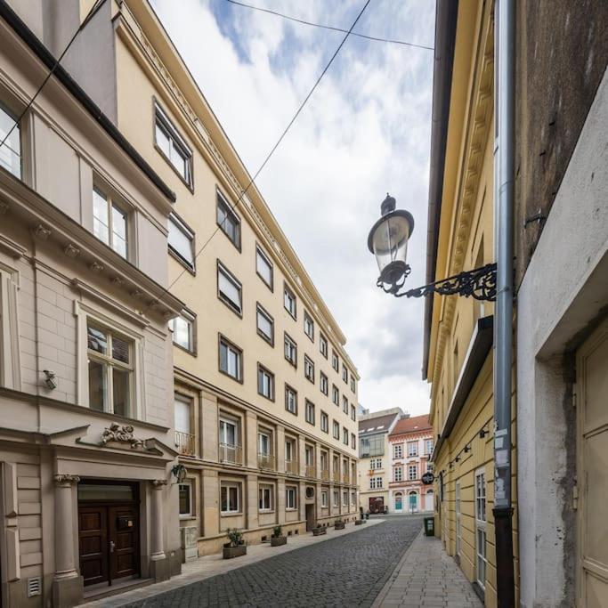 I & I Apart, Garage - Historical Old Town Bratislava Exteriör bild